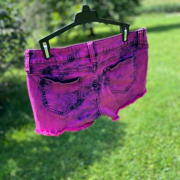 Decree Pink and black acid washed Jean shorts - Picture 3 of 3